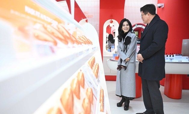 대화하는 김대현 2차관과 이부진 위원장