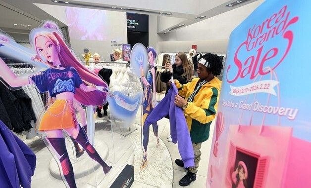 '케데헌' 협업 상품 구경하는 관광객들