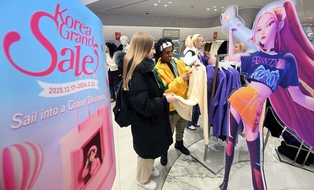 '케데헌' 협업 상품 살펴보는 외국인 관광객들