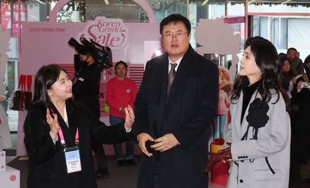 '코리아 그랜드 세일' 관계자 설명듣는 이부진 위원장·김대현 2차관
