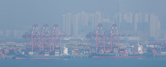 뿌연 모습 보이는 인천신항