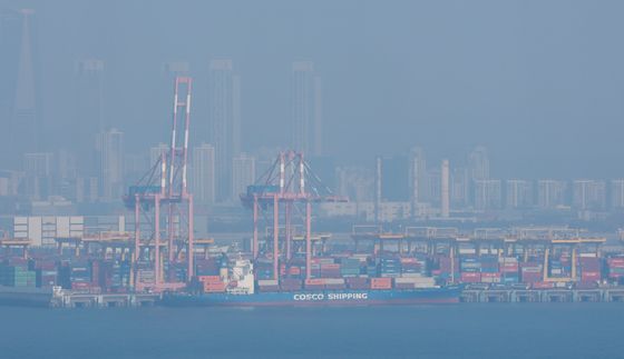 뿌연 모습 보이는 인천신항