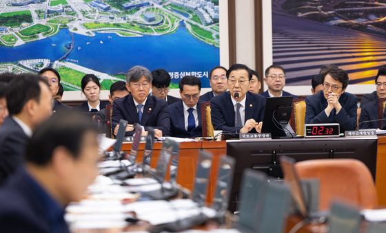 국토위 출석해 전세사기 관련 질의 답하는 김윤덕 장관