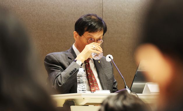 물 마시는 이창용 한은 총재