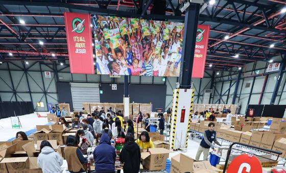 전 세계 어린이에게 보낼 선물상자 검수