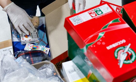 '어린이들 위한 선물상자 검수'