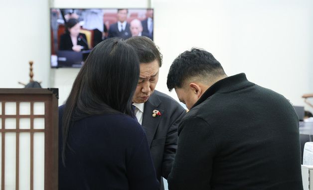 관계자와 대화 나누는 김병기 원내대표