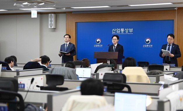 답변하는 김정관 장관