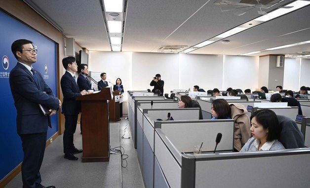 업무보고 사후 브리핑하는 김정관 장관