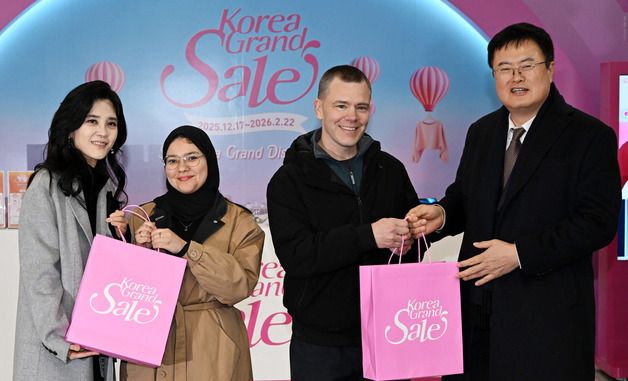 기념품 전달하는 이부진 위원장과 김대현 2차관