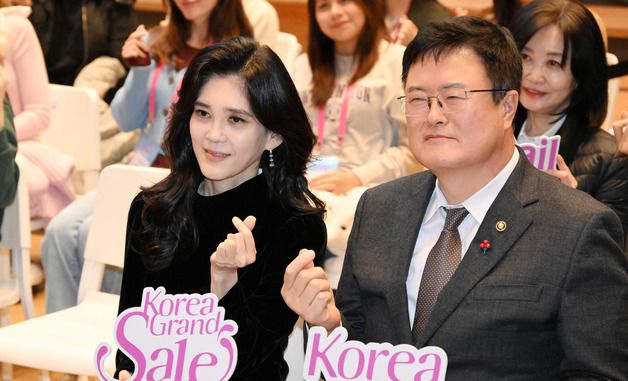 기념 촬영하는 이부진 위원장과 김대현 2차관