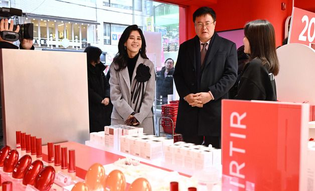 매장 방문한 이부진 위원장과 김대현 2차관