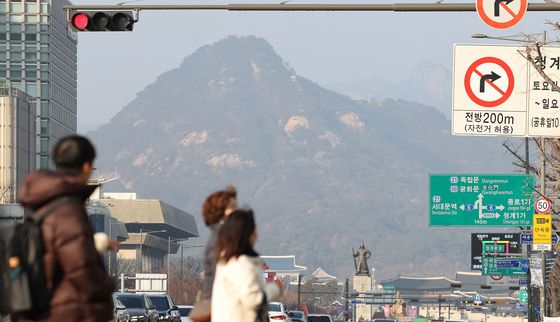 미세먼지로 흐릿한 북악산