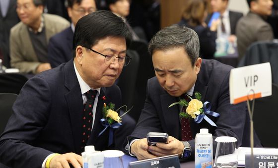 대화 나누는 최교진 장관과 임문영 부위원장