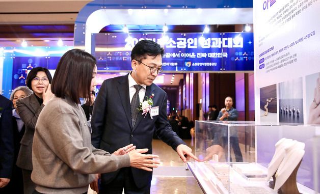 전시관 둘러보는 이병권 제2차관