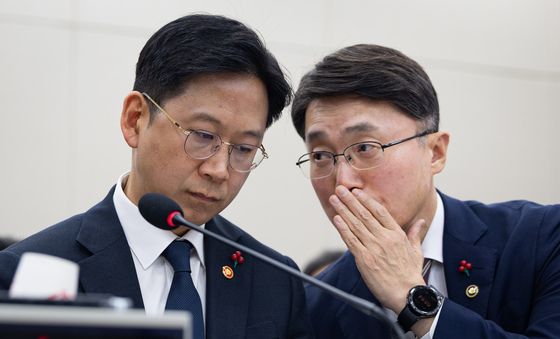 대화 나누는 배경훈 부총리와 류제명 2차관