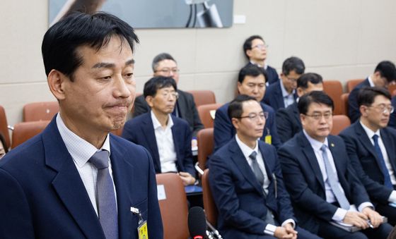 굳은 표정의 민병기 쿠팡 부사장