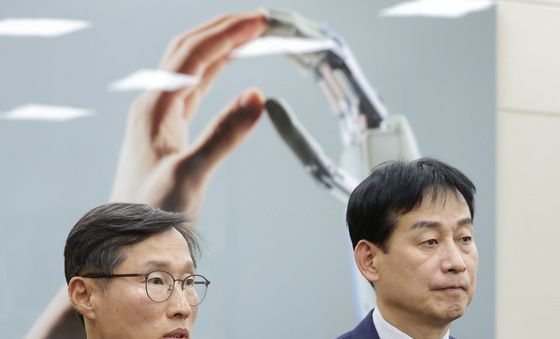 답변하는 조용우·민병기 부사장