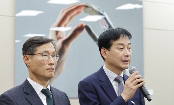 답변하는 조용우·민병기 쿠팡 부사장