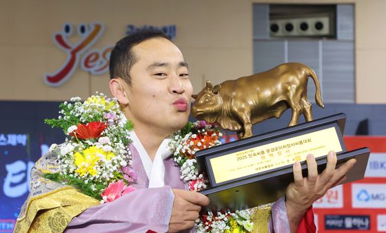 황소트로피에 입맞추는 윤필