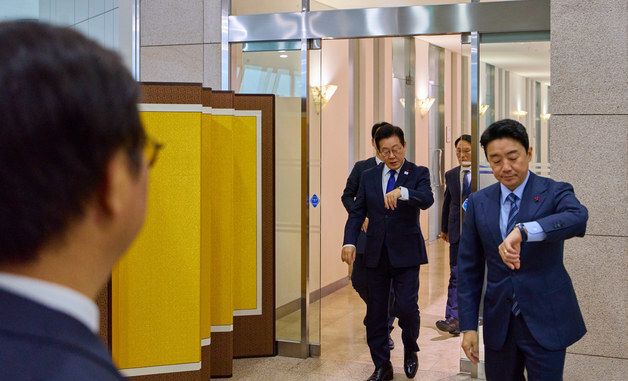 회의실로 이동하는 이재명 대통령