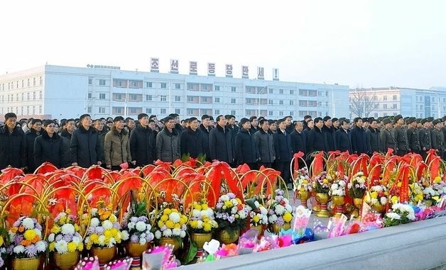 북한, 김정일 사망 14주기에 '추모 물결' 보도
