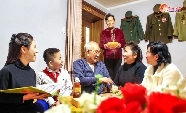 전쟁노병 돌보는 인민반장과 이웃들…"혈육의 심정으로"