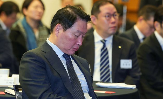 '갤럭시 Z 트라이폴드' 만지는 최태원 회장