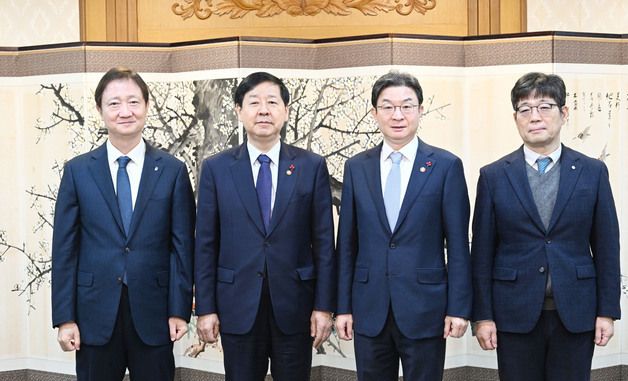 이찬진·이억원·유상대와 기념촬영하는 구윤철 부총리