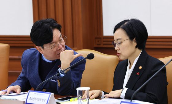 대화 나누는 김영훈 장관·한성숙 장관