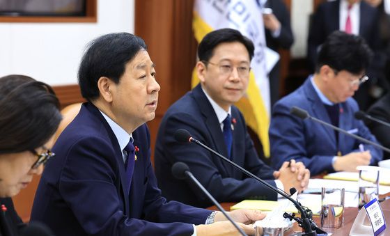 발언하는 구윤철