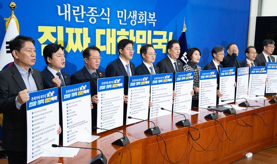 민생·개혁 법안목록 들고 국민의힘 규탄하는 민주당
