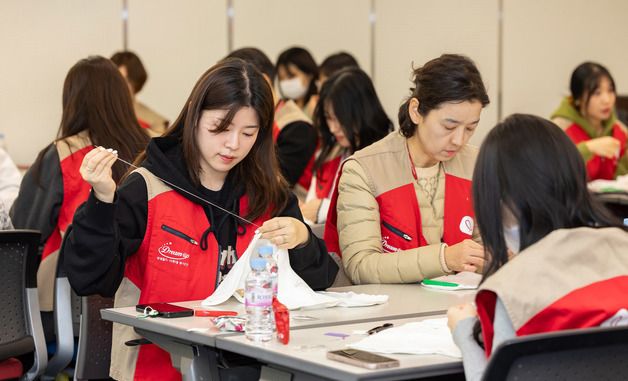 롯데월드, 신생아 수면조끼 만들기 임직원 봉사활동 진행