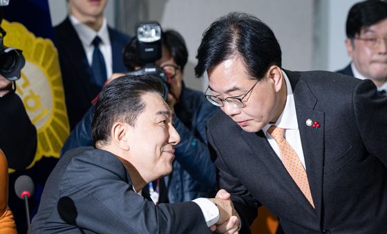 손 맞잡는 김병기·송언석