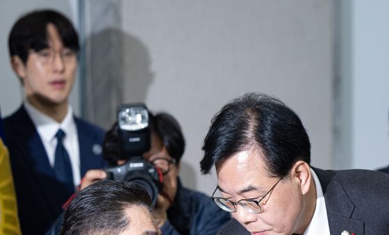 운영위서 인사하는 여야 원내대표