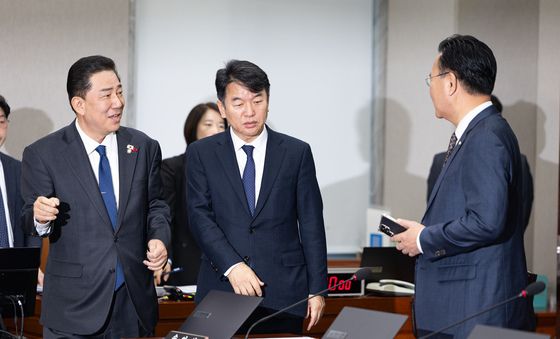 野 원내수석과 대화하는 민주 원내지도부