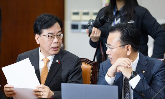 대화 나누는 송언석 원내대표와 유상범 원내운영수석부대표