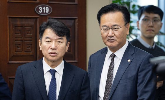 대화하며 입방하는 문진석·유상범