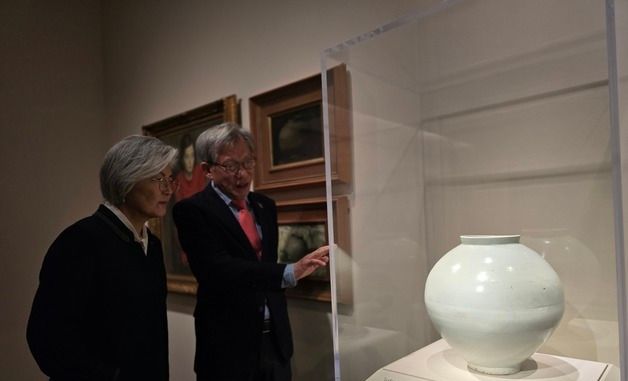 '이건희 컬렉션' 찾은 강경화 주미대사와 유홍준 국립중앙박물관장
