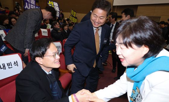 박주민·김영배와 인사하는 서영교
