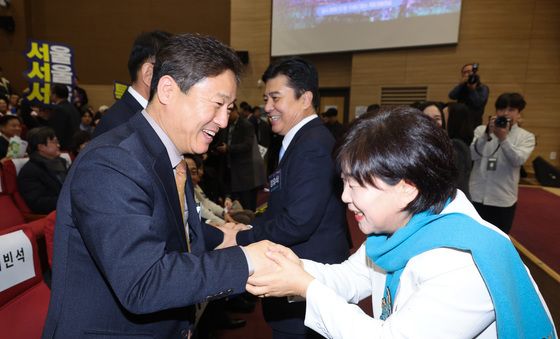 악수하는 서영교·김영배