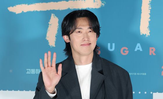 민진웅, 부드러운 손 인사