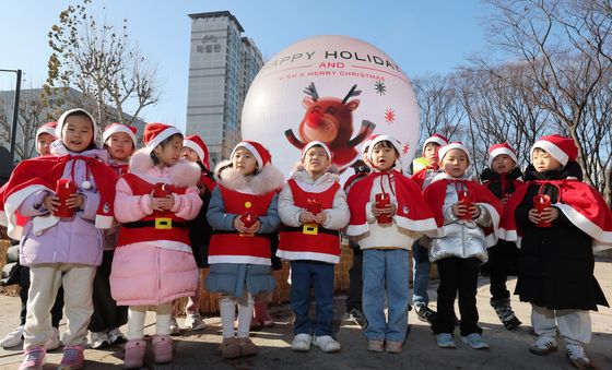 석촌호수 더 스피어, 연말까지 크리스마스 미디어아트 상영