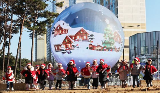 석촌호수 명물 더 스피어 통해 상영되는 크리스마스 미디어아트