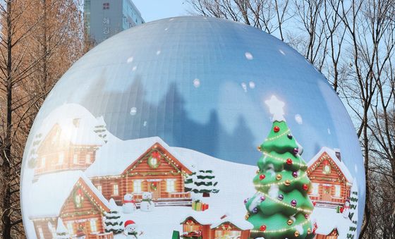 석촌호수 더 스피어 '크리스마스 분위기 만끽'