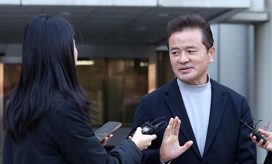법원 나서며 취재진 질문에 답하는 임종성 전 의원