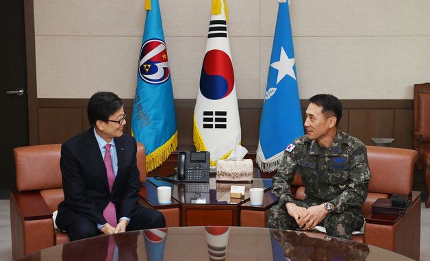 윤진식 무협 회장, 제15특수임무비행단 방문