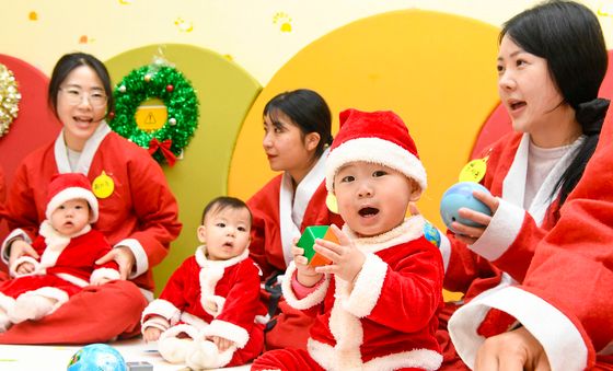 꼬꼬마 아기 산타들