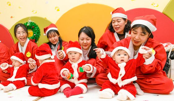 꼬꼬마 아기 산타들