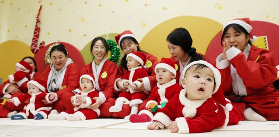 크리스마스 앞두고 찾아온 아기 산타